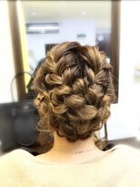 ムーブ(Moob)&nbsp;レトロシックなシニヨン　編み込みで可愛らしく【別府】