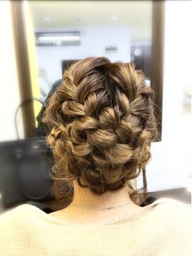 ムーブ(Moob) レトロシックなシニヨン　編み込みで可愛らしく【別府】