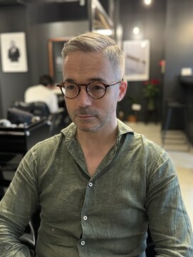 ザマンリバレッジニューヨーク(THE MAN LeverageNewYork) 大人海外メンズヘア七三分けサイドパートフェードカット