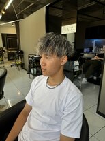 アイズ 海老名(AIZU)&nbsp;ツイストスパイラルパーマ　ハイライト　ホワイトメッシュ　眉毛