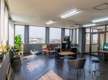 ウトカ ヘア(UTOKA HAIR)の雰囲気(窓からは長浜の街、琵琶湖も見渡せます。)