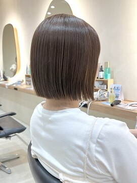 ヒビヲ(HIBIO) 横浜切りっぱなしボブ ベージュ 顔まわりレイヤー