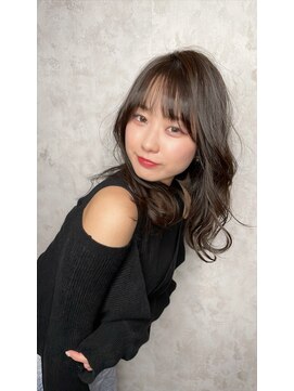 ロジ イン トゥバレー(LOWG in TOWVALLEY) ゆるふわ暗髪セミディ