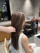 ニーイチイチ(211)&nbsp;筋感ハイライトでつくる柔らかベージュカラー