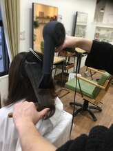 美容室でセットした髪型を自宅でも再現できるようにスタイリング方法をアドバイス☆