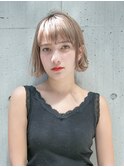 ホワイトベージュ×切りっぱなしミニボブ