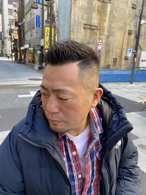 日本橋　ツンツンヘア　フェードショート　剃り込みの入った髪型