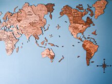 オーナーの好きな海外を身近に感じられる木製の世界地図