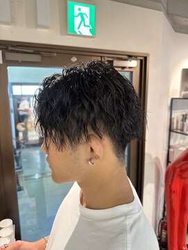 コワファーストナガサキシャンプーボーイ(COIFF1RST NAGASAKI SHAMPOO BOY) センターパート　ツイスパ