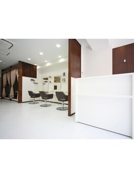 カジュアルな雰囲気の中で、リラックスしながらお手頃価格で自分らしいスタイルを楽しみましょう！