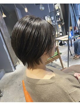 インス(ensue) 20代30代★艶カラー×スタイリング簡単♪大人耳かけショート中島