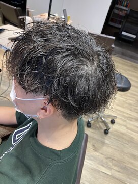 エヌプラス(N+) 刈り上げセンターパートサーフカールブルーブラッフェザーパーマ