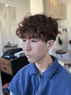 ソイクフ 高田馬場店(SOY-KUFU) スペインカールニュアンスパーマメンズ短髪黒髪スーツ刈り上げ