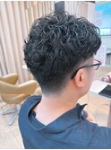 スーツ短髪ツーブロック束感モテる黒髪メンズパーマ
