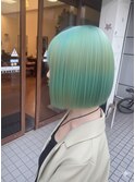 パツっとボブ×個性派グリーンカラー