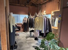 サムウェア(SOMEWHERE)の雰囲気（2F アパレルはご試着も可能）