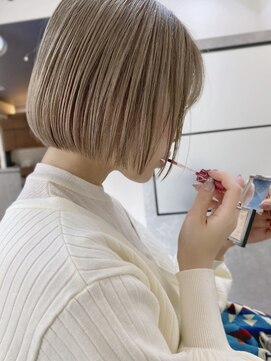 リノショアーズ 日本大通り店(RINOSHORES) 【ブリーチ+ワンカラー】 ボブ/外国人風カラーホワイトベージュ