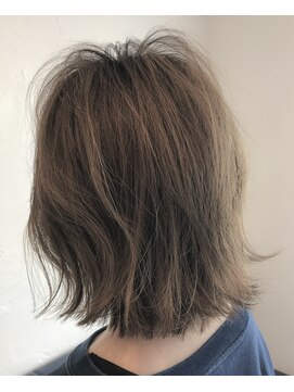 ウィロー(WILLOW) 【WILLOW】透け感ベージュの外ハネミディアム（井下貴史）