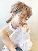 紐アレンジポニー_耳かけウェーブパーマフォギーベージュ_87546