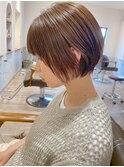 大人かわいいベージュ系カラー丸みショートマッシュ小顔耳かけ