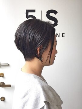ファイブシーン アオヤマ(5SCENE AOYAMA) 前下がりショートボブ前髪なし骨格カット襟足大人ショート