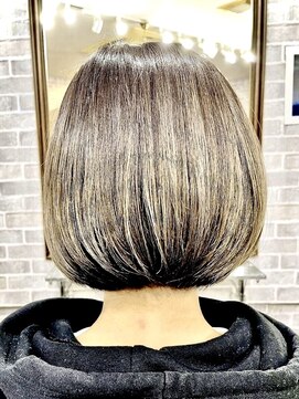 サロンドクロエ(Salon de Chloe) グラデーションボブ × 11トーンのミルクティーベージュ色