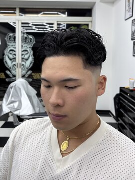 キングコング バーバーショップ バイ アルバレス(KING KONG BARBERSHOP by ALVAREZ) メンズパーマ×スキンフェード［所沢市/小手指/バーバー］