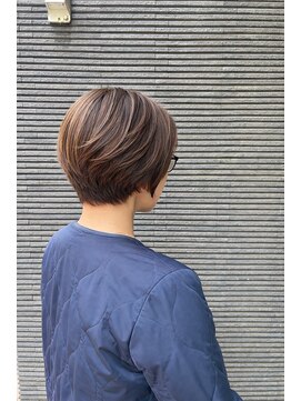 クリュウゲート 吉祥寺店(KURYU GATE) 襟足をタイトに収め、丸みと毛流れを活かした大人ショートボブ。