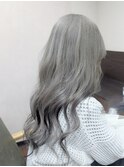 グレーカラーのハイトーンロングヘア