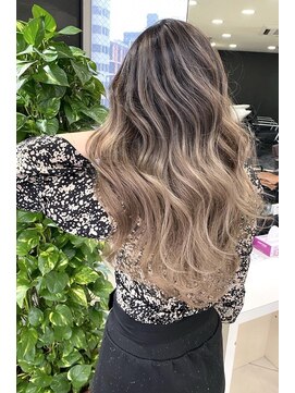 リア 大阪梅田(Ria) ～外国人風バレイヤージュカラー～ 【Ria 大阪 梅田】