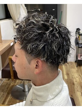 シエル エマージュ 松戸(CIEL Emerge) 【メンズ×スパイラルパーマ×ハイライト】