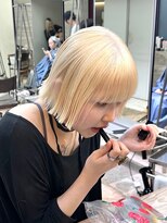 マニア(mania.)&nbsp;ブロンドカラー抜きっぱなしブリーチハイトーンダブルカラーボブ