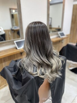 ノーム 横浜(NORM) ホワイト系バレイヤージュ