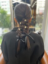 クロムス(clomus)&nbsp;自然な抜け感アレンジで上品な印象に＊