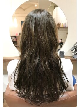 エルア(elua) インナーカラーロングウェーブ