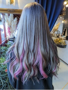 アトリエ バロッコ(atelier Barocco) 館長の絶品ホワイトベージュにピンクを添えて