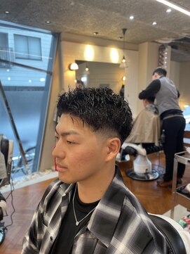 ゼロスバーバー(0's BARBER SHOP) メンズパーマスキンフェードメンズカット黒髪ツイストスパイラル