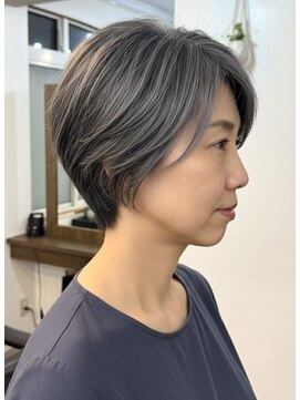 大人ショートボブ/白髪ぼかし/前髪あり/30代40代50代
