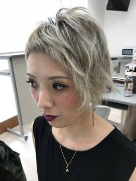 ベニヤボンドストリート(Beniya BOND STREET) ホワイトブリーチ×オン眉ショート×3Dレイヤー×アシメショート