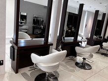 アース コアフュールボーテ 長岡店(EARTH coiffure beaute)の雰囲気（白を基調とした明るい空間【髪質改善/インナーカラー/縮毛矯正】）