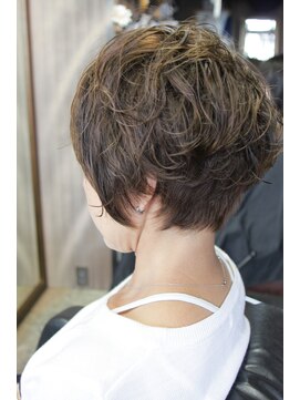 オーバーキャプテンネイキッド(OVER CAPTAIN NAKED) ハイセンスミセスの襟足スッキリショート×ポイントパーマ