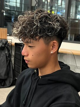 エルマーク 枚方(L-MARK) ホワイトハイライトツイストパーマアップバング短髪メッシュ