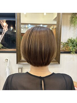 エルムトウキョウ(ELM Tokyo) ハイトーンカラーのスッキリショートボブ