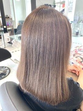 イリス(Hiris) 鎖骨ラインワンレングスボブ