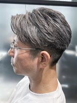ソレリア(Soleria)&nbsp;【メガネが映える】大人知的な毛流れツーブロック×白髪ぼかし