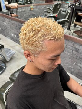 フォーコーナーズカットショップスリーセント 栄(FourCornersCutShop 3/cent) イージードリル/スパイキーベリーショート/ホワイトブロンド