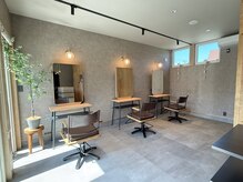 エン(en)の雰囲気(自然光が差し込む、落ち着いた空間となっております。)
