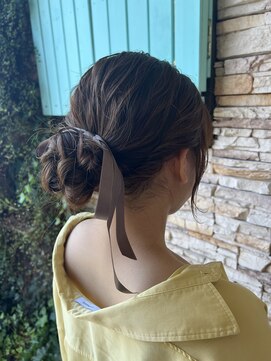 ヘア ミーツ ドレス プレローマ(HAIR meets dress pleroma) お団子風リボンアレンジ