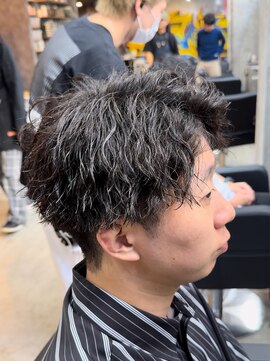 カーニー 上野(kearny) ツイストスパイラルパーマ縦落ちパーマメンズ波巻きパーマ