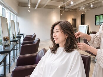 ヴィオラカラー(VIOLLA COLOR)の写真/親身な寄り添いで綺麗をフルサポート!素材が活きる「似合わせ」で、毎日を楽しく彩るお洒落ヘアをご提案♪
